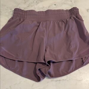 Lululemon Women’s Lined Hotty Hot 2.5 Shorts in Mauve- like new